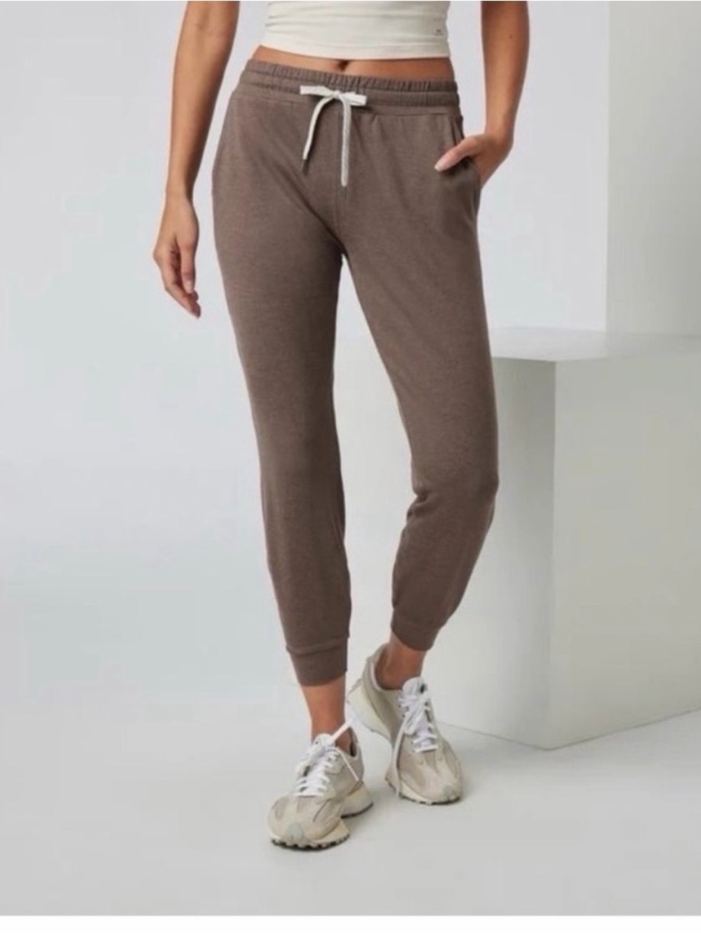 Vuori Performance Jogger in Fossil Heather